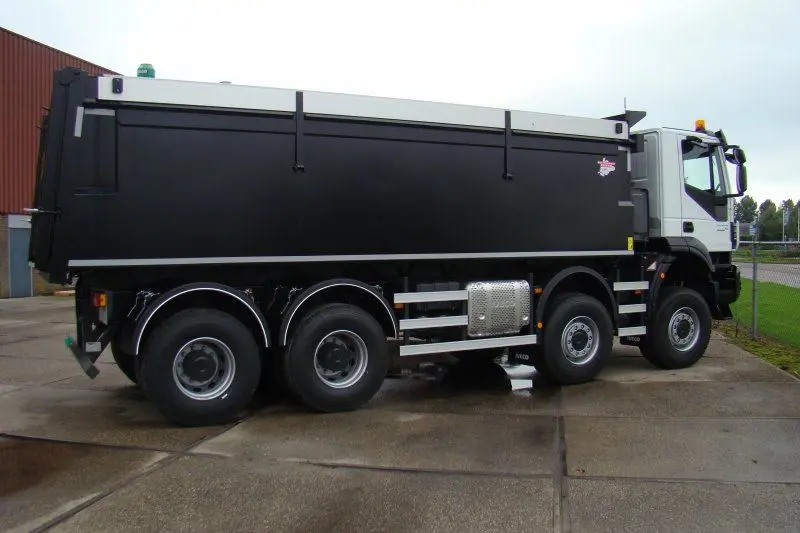 PK-Trucks-Moerdijk-Iveco-8x8-Euro-6-met-Asfalt-kipper-2-stuks-2
