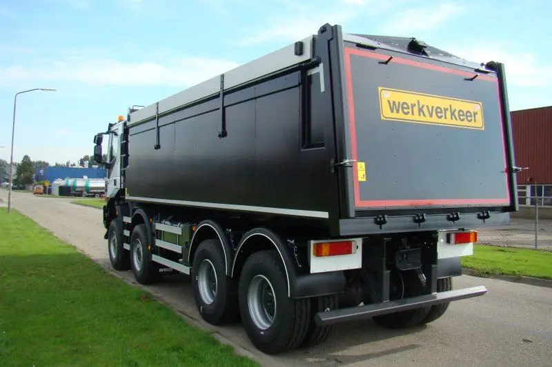 PK-Trucks-Moerdijk-Iveco-8x8-Euro-6-met-Asfalt-kipper-2-stuks-4