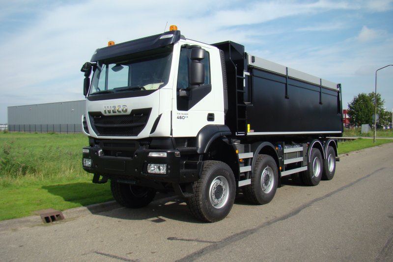 PK-Trucks-Moerdijk-Iveco-8x8-Euro-6-met-Asfalt-kipper-2-stuks-1