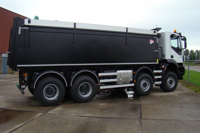 PK-Trucks-Moerdijk-Iveco-8x8-Euro-6-met-Asfalt-kipper-2-stuks-2