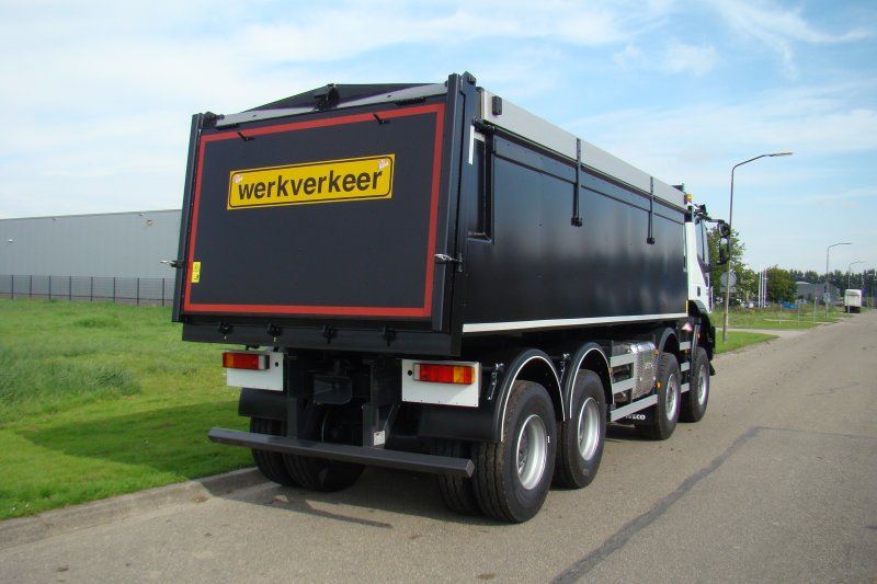 PK-Trucks-Moerdijk-Iveco-8x8-Euro-6-met-Asfalt-kipper-2-stuks-3