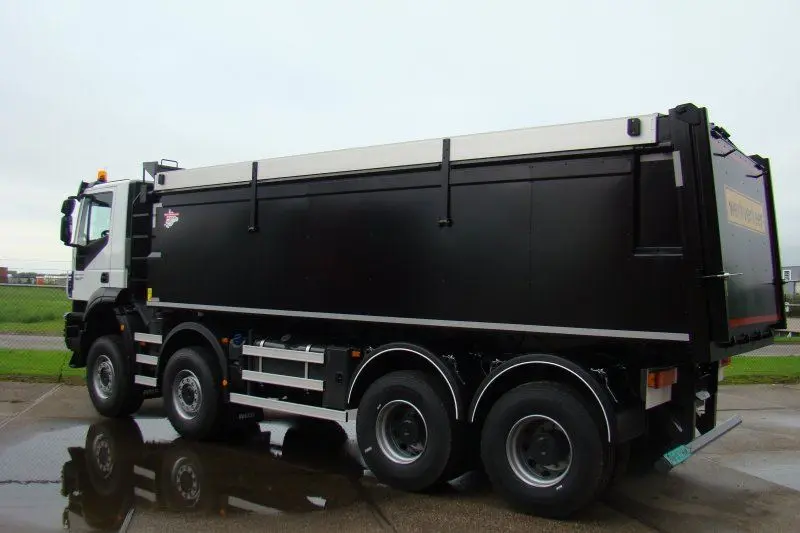 PK-Trucks-Moerdijk-Iveco-8x8-Euro-6-met-Asfalt-kipper-2-stuks-5