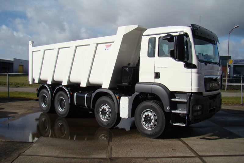 PK-Trucks-Moerdijk-MAN-8x4-met-22m3-achterover-kipper-4-stuks-1