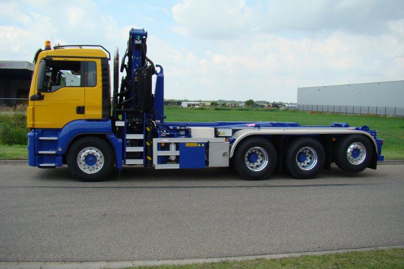 R-van-der-Hout-Transport-MAN-8x4-met-Epsilon-Q180Z95TR-en-30-tons-VDL-haakarm-met-Ruizeveld-container-3