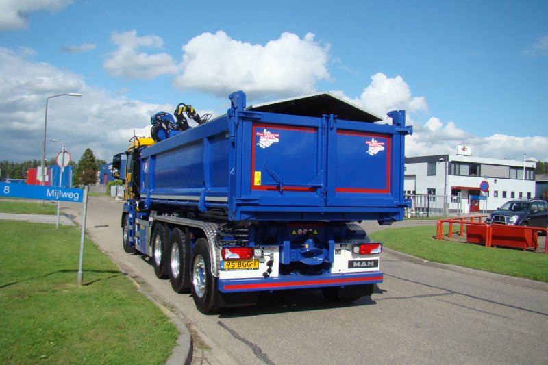 R-van-der-Hout-Transport-MAN-8x4-met-Epsilon-Q180Z95TR-en-30-tons-VDL-haakarm-met-Ruizeveld-container-5