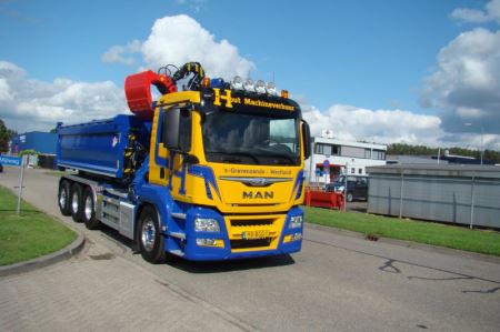 R-van-der-Hout-Transport-MAN-8x4-met-Epsilon-Q180Z95TR-en-30-tons-VDL-haakarm-met-Ruizeveld-container-1